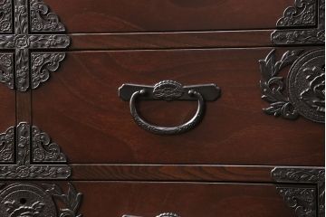 中古　民芸家具　青木産業　丁寧に作りこまれた金具が高級感漂うケヤキ材製横長チェスト(民芸箪笥サイドボード、整理タンス、衣装箪笥、和タンス、引き出し)(R-049417)