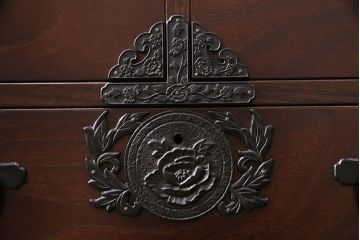 中古　民芸家具　青木産業　丁寧に作りこまれた金具が高級感漂うケヤキ材製横長チェスト(民芸箪笥サイドボード、整理タンス、衣装箪笥、和タンス、引き出し)(R-049417)