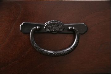 中古　民芸家具　青木産業　丁寧に作りこまれた金具が高級感漂うケヤキ材製横長チェスト(民芸箪笥サイドボード、整理タンス、衣装箪笥、和タンス、引き出し)(R-049417)