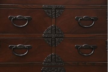 中古　民芸家具　青木産業　丁寧に作りこまれた金具が高級感漂うケヤキ材製横長チェスト(民芸箪笥サイドボード、整理タンス、衣装箪笥、和タンス、引き出し)(R-049417)