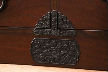 中古　民芸家具　青木産業　丁寧に作りこまれた金具が高級感漂うケヤキ材製横長チェスト(民芸箪笥サイドボード、整理タンス、衣装箪笥、和タンス、引き出し)(R-049417)