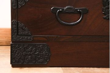 中古　民芸家具　青木産業　丁寧に作りこまれた金具が高級感漂うケヤキ材製横長チェスト(民芸箪笥サイドボード、整理タンス、衣装箪笥、和タンス、引き出し)(R-049417)