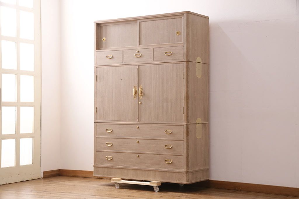 中古　国産　衣装盆付き　上品なデザインの引手金具が魅力的な総桐箪笥(胴丸、衣装箪笥、着物箪笥、和タンス、桐たんす)(定価140万円)(R-049419)