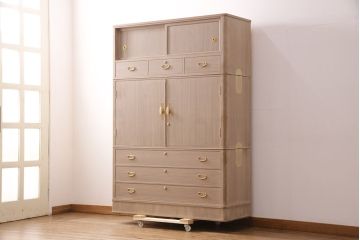 中古　国産　衣装盆付き　上品なデザインの引手金具が魅力的な総桐箪笥(胴丸、衣装箪笥、着物箪笥、和タンス、桐たんす)(定価140万円)(R-049419)