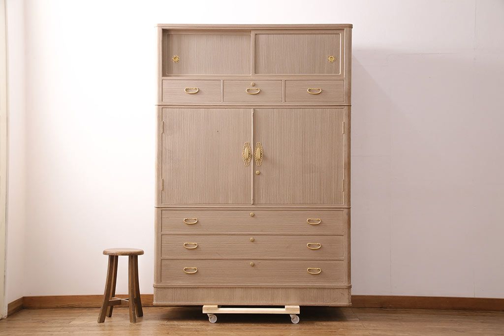 中古　国産　衣装盆付き　上品なデザインの引手金具が魅力的な総桐箪笥(胴丸、衣装箪笥、着物箪笥、和タンス、桐たんす)(定価140万円)(R-049419)