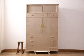 中古　国産　衣装盆付き　上品なデザインの引手金具が魅力的な総桐箪笥(胴丸、衣装箪笥、着物箪笥、和タンス、桐たんす)(定価140万円)(R-049419)