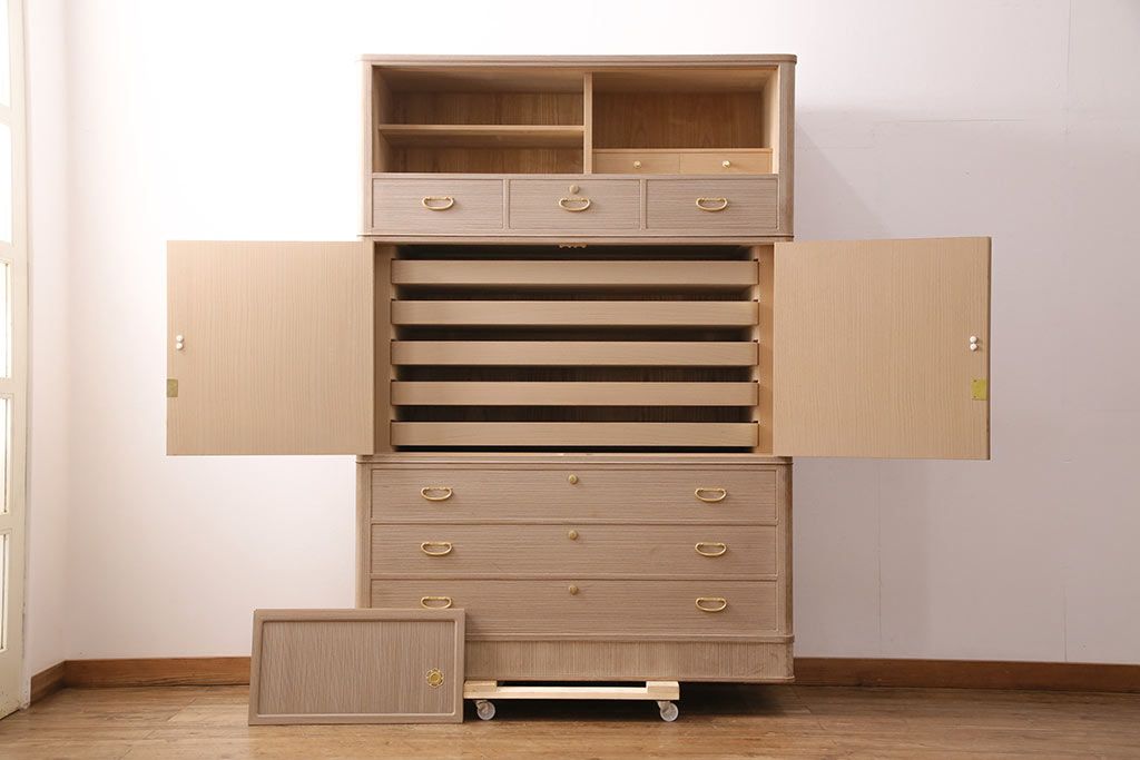 中古　国産　衣装盆付き　上品なデザインの引手金具が魅力的な総桐箪笥(胴丸、衣装箪笥、着物箪笥、和タンス、桐たんす)(定価140万円)(R-049419)