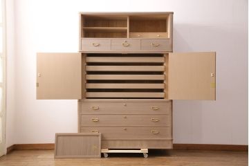 中古　国産　衣装盆付き　上品なデザインの引手金具が魅力的な総桐箪笥(胴丸、衣装箪笥、着物箪笥、和タンス、桐たんす)(定価140万円)(R-049419)