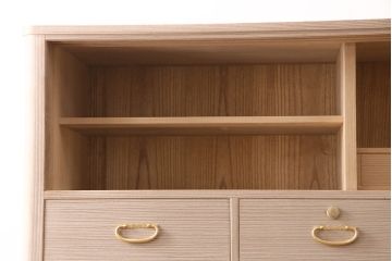 中古　国産　衣装盆付き　上品なデザインの引手金具が魅力的な総桐箪笥(胴丸、衣装箪笥、着物箪笥、和タンス、桐たんす)(定価140万円)(R-049419)