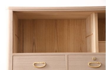 中古　国産　衣装盆付き　上品なデザインの引手金具が魅力的な総桐箪笥(胴丸、衣装箪笥、着物箪笥、和タンス、桐たんす)(定価140万円)(R-049419)