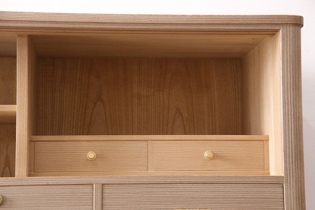 中古　国産　衣装盆付き　上品なデザインの引手金具が魅力的な総桐箪笥(胴丸、衣装箪笥、着物箪笥、和タンス、桐たんす)(定価140万円)(R-049419)