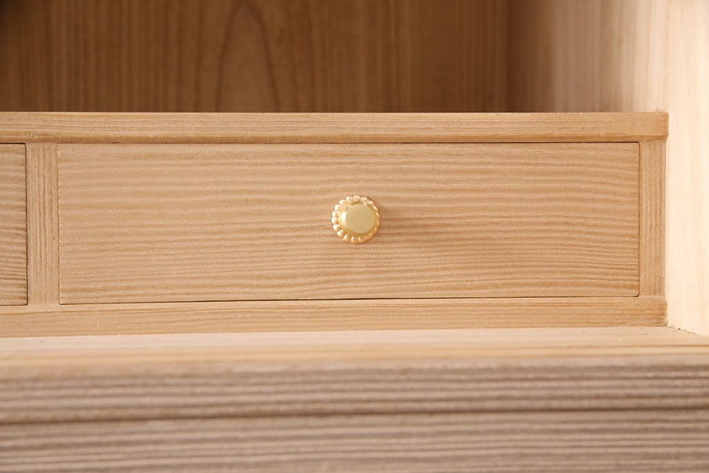 中古　国産　衣装盆付き　上品なデザインの引手金具が魅力的な総桐箪笥(胴丸、衣装箪笥、着物箪笥、和タンス、桐たんす)(定価140万円)(R-049419)