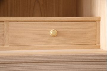 中古　国産　衣装盆付き　上品なデザインの引手金具が魅力的な総桐箪笥(胴丸、衣装箪笥、着物箪笥、和タンス、桐たんす)(定価140万円)(R-049419)