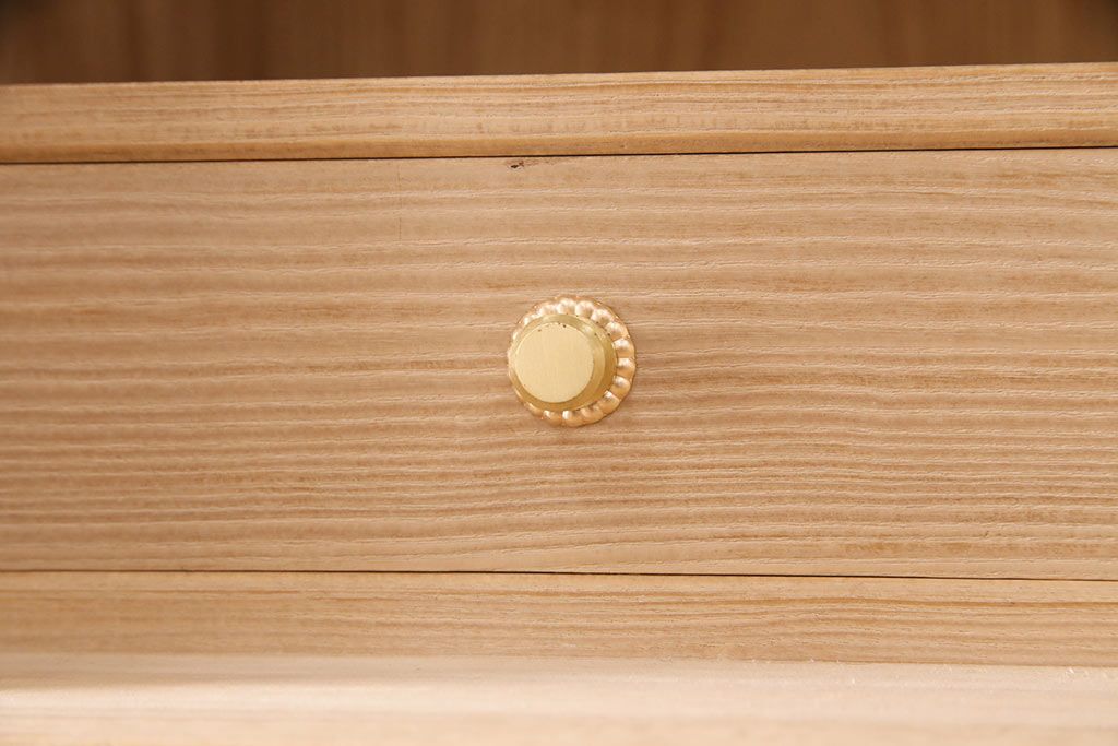 中古　国産　衣装盆付き　上品なデザインの引手金具が魅力的な総桐箪笥(胴丸、衣装箪笥、着物箪笥、和タンス、桐たんす)(定価140万円)(R-049419)