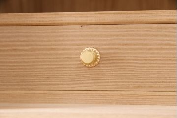 中古　国産　衣装盆付き　上品なデザインの引手金具が魅力的な総桐箪笥(胴丸、衣装箪笥、着物箪笥、和タンス、桐たんす)(定価140万円)(R-049419)