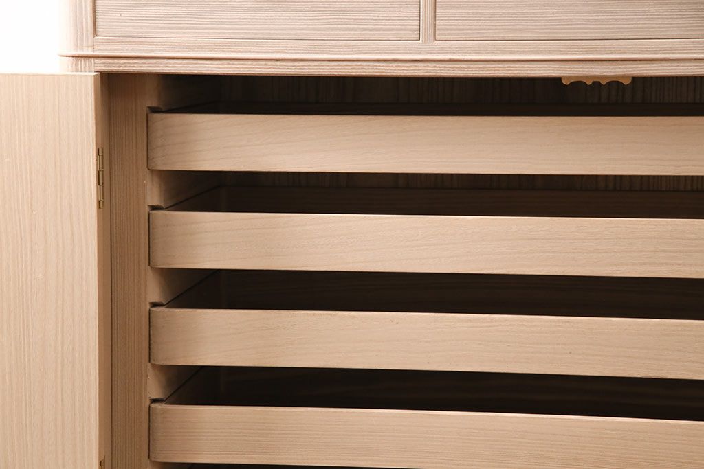 中古　国産　衣装盆付き　上品なデザインの引手金具が魅力的な総桐箪笥(胴丸、衣装箪笥、着物箪笥、和タンス、桐たんす)(定価140万円)(R-049419)