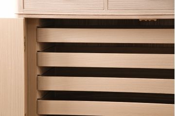 中古　国産　衣装盆付き　上品なデザインの引手金具が魅力的な総桐箪笥(胴丸、衣装箪笥、着物箪笥、和タンス、桐たんす)(定価140万円)(R-049419)