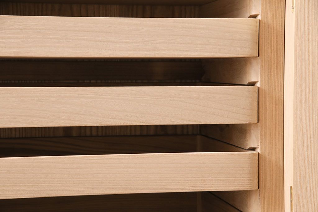 中古　国産　衣装盆付き　上品なデザインの引手金具が魅力的な総桐箪笥(胴丸、衣装箪笥、着物箪笥、和タンス、桐たんす)(定価140万円)(R-049419)