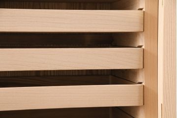 中古　国産　衣装盆付き　上品なデザインの引手金具が魅力的な総桐箪笥(胴丸、衣装箪笥、着物箪笥、和タンス、桐たんす)(定価140万円)(R-049419)