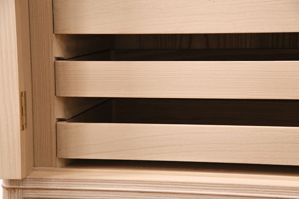 中古　国産　衣装盆付き　上品なデザインの引手金具が魅力的な総桐箪笥(胴丸、衣装箪笥、着物箪笥、和タンス、桐たんす)(定価140万円)(R-049419)