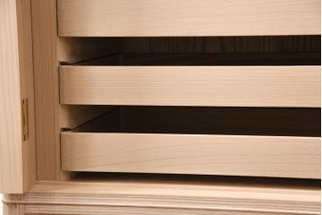 中古　国産　衣装盆付き　上品なデザインの引手金具が魅力的な総桐箪笥(胴丸、衣装箪笥、着物箪笥、和タンス、桐たんす)(定価140万円)(R-049419)