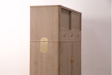 中古　国産　衣装盆付き　上品なデザインの引手金具が魅力的な総桐箪笥(胴丸、衣装箪笥、着物箪笥、和タンス、桐たんす)(定価140万円)(R-049419)