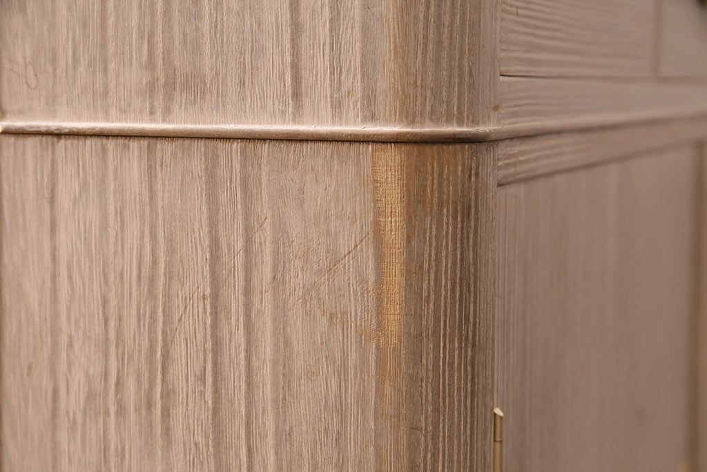 中古　国産　衣装盆付き　上品なデザインの引手金具が魅力的な総桐箪笥(胴丸、衣装箪笥、着物箪笥、和タンス、桐たんす)(定価140万円)(R-049419)