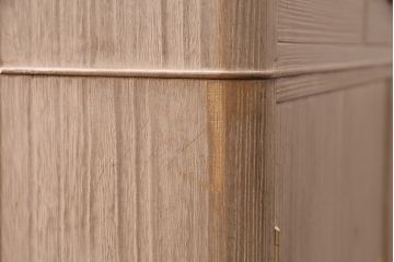 中古　国産　衣装盆付き　上品なデザインの引手金具が魅力的な総桐箪笥(胴丸、衣装箪笥、着物箪笥、和タンス、桐たんす)(定価140万円)(R-049419)