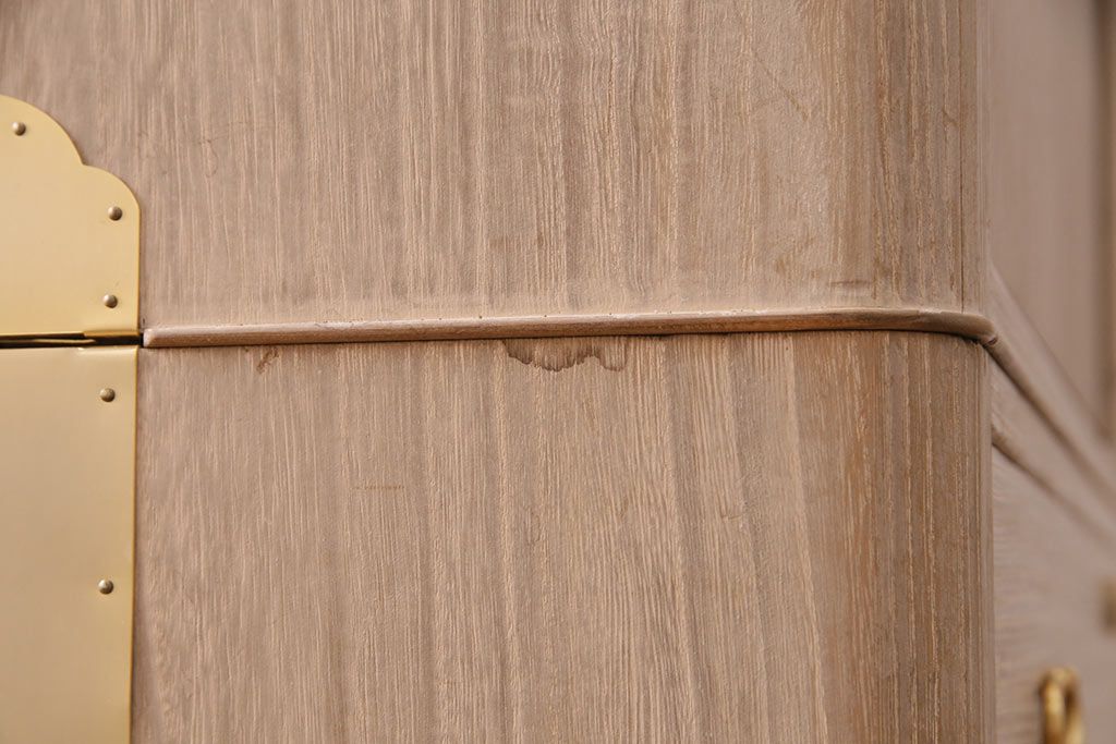 中古　国産　衣装盆付き　上品なデザインの引手金具が魅力的な総桐箪笥(胴丸、衣装箪笥、着物箪笥、和タンス、桐たんす)(定価140万円)(R-049419)