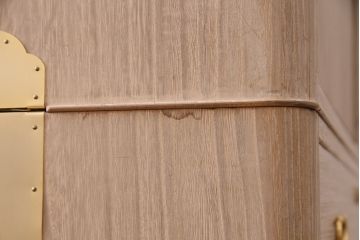 中古　国産　衣装盆付き　上品なデザインの引手金具が魅力的な総桐箪笥(胴丸、衣装箪笥、着物箪笥、和タンス、桐たんす)(定価140万円)(R-049419)