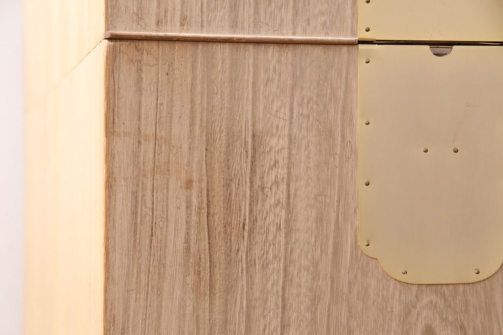 中古　国産　衣装盆付き　上品なデザインの引手金具が魅力的な総桐箪笥(胴丸、衣装箪笥、着物箪笥、和タンス、桐たんす)(定価140万円)(R-049419)