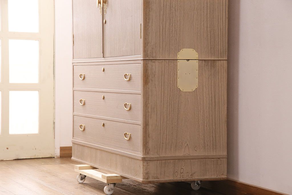 中古　国産　衣装盆付き　上品なデザインの引手金具が魅力的な総桐箪笥(胴丸、衣装箪笥、着物箪笥、和タンス、桐たんす)(定価140万円)(R-049419)