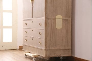 中古　国産　衣装盆付き　上品なデザインの引手金具が魅力的な総桐箪笥(胴丸、衣装箪笥、着物箪笥、和タンス、桐たんす)(定価140万円)(R-049419)