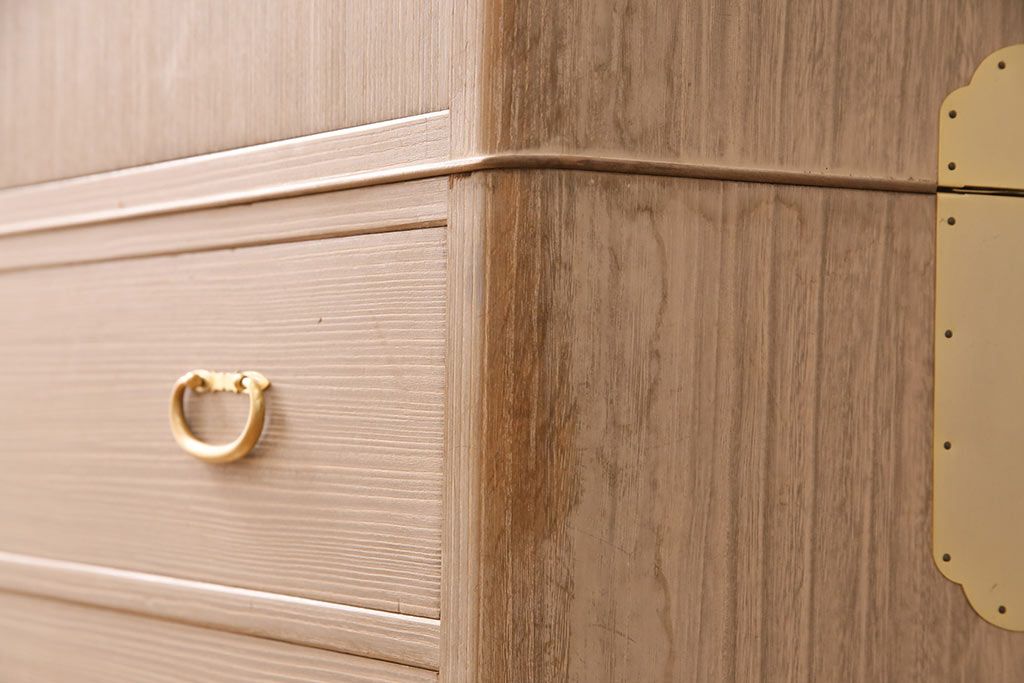 中古　国産　衣装盆付き　上品なデザインの引手金具が魅力的な総桐箪笥(胴丸、衣装箪笥、着物箪笥、和タンス、桐たんす)(定価140万円)(R-049419)