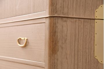 中古　国産　衣装盆付き　上品なデザインの引手金具が魅力的な総桐箪笥(胴丸、衣装箪笥、着物箪笥、和タンス、桐たんす)(定価140万円)(R-049419)