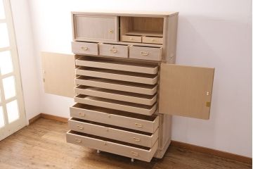 中古　国産　衣装盆付き　上品なデザインの引手金具が魅力的な総桐箪笥(胴丸、衣装箪笥、着物箪笥、和タンス、桐たんす)(定価140万円)(R-049419)