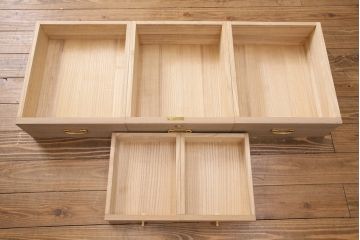 中古　国産　衣装盆付き　上品なデザインの引手金具が魅力的な総桐箪笥(胴丸、衣装箪笥、着物箪笥、和タンス、桐たんす)(定価140万円)(R-049419)