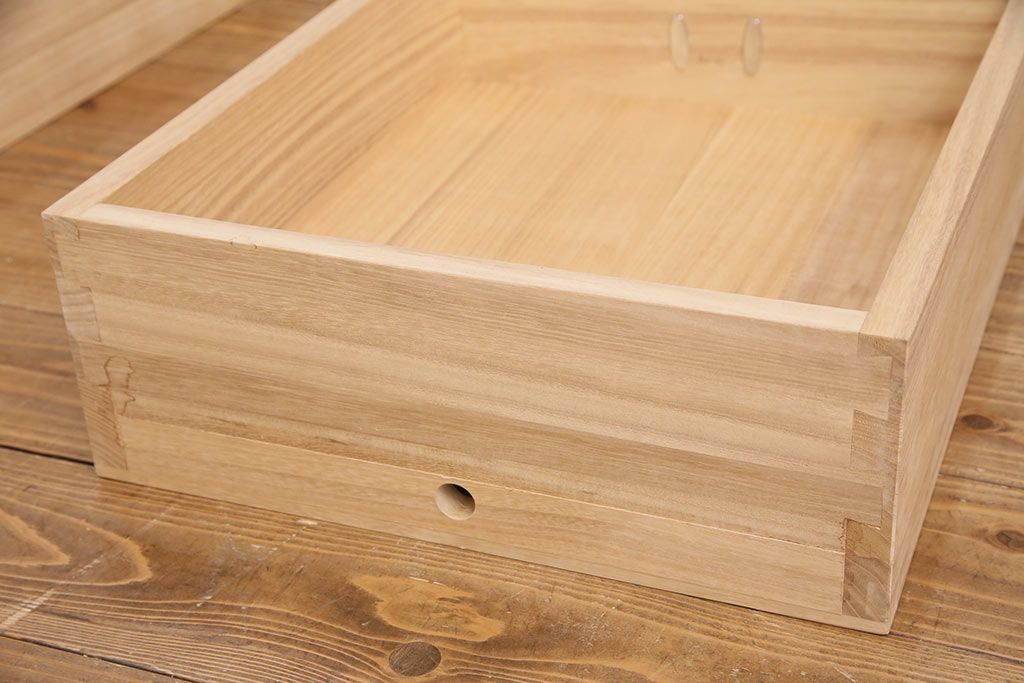 中古　国産　衣装盆付き　上品なデザインの引手金具が魅力的な総桐箪笥(胴丸、衣装箪笥、着物箪笥、和タンス、桐たんす)(定価140万円)(R-049419)