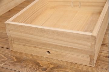 中古　国産　衣装盆付き　上品なデザインの引手金具が魅力的な総桐箪笥(胴丸、衣装箪笥、着物箪笥、和タンス、桐たんす)(定価140万円)(R-049419)