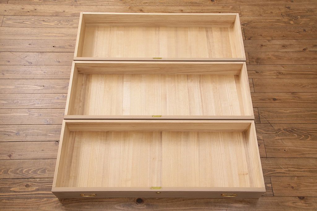 中古　国産　衣装盆付き　上品なデザインの引手金具が魅力的な総桐箪笥(胴丸、衣装箪笥、着物箪笥、和タンス、桐たんす)(定価140万円)(R-049419)