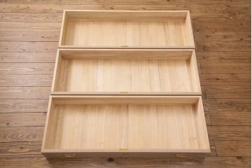 中古　国産　衣装盆付き　上品なデザインの引手金具が魅力的な総桐箪笥(胴丸、衣装箪笥、着物箪笥、和タンス、桐たんす)(定価140万円)(R-049419)