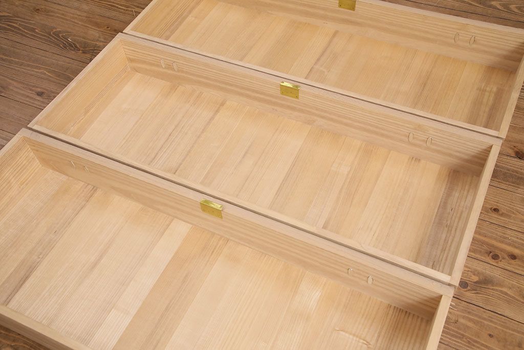 中古　国産　衣装盆付き　上品なデザインの引手金具が魅力的な総桐箪笥(胴丸、衣装箪笥、着物箪笥、和タンス、桐たんす)(定価140万円)(R-049419)