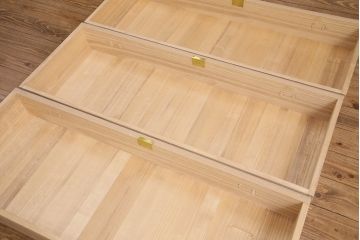 中古　国産　衣装盆付き　上品なデザインの引手金具が魅力的な総桐箪笥(胴丸、衣装箪笥、着物箪笥、和タンス、桐たんす)(定価140万円)(R-049419)