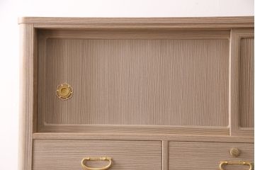 中古　国産　衣装盆付き　上品なデザインの引手金具が魅力的な総桐箪笥(胴丸、衣装箪笥、着物箪笥、和タンス、桐たんす)(定価140万円)(R-049419)