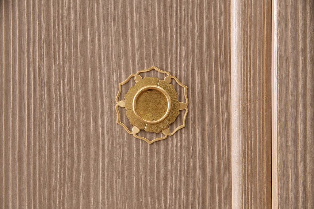 中古　国産　衣装盆付き　上品なデザインの引手金具が魅力的な総桐箪笥(胴丸、衣装箪笥、着物箪笥、和タンス、桐たんす)(定価140万円)(R-049419)