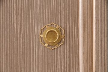 中古　国産　衣装盆付き　上品なデザインの引手金具が魅力的な総桐箪笥(胴丸、衣装箪笥、着物箪笥、和タンス、桐たんす)(定価140万円)(R-049419)