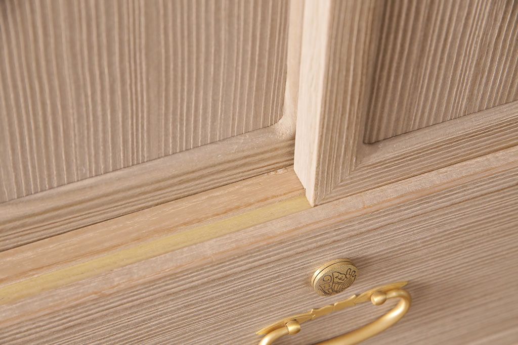 中古　国産　衣装盆付き　上品なデザインの引手金具が魅力的な総桐箪笥(胴丸、衣装箪笥、着物箪笥、和タンス、桐たんす)(定価140万円)(R-049419)