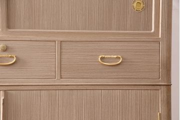 中古　国産　衣装盆付き　上品なデザインの引手金具が魅力的な総桐箪笥(胴丸、衣装箪笥、着物箪笥、和タンス、桐たんす)(定価140万円)(R-049419)