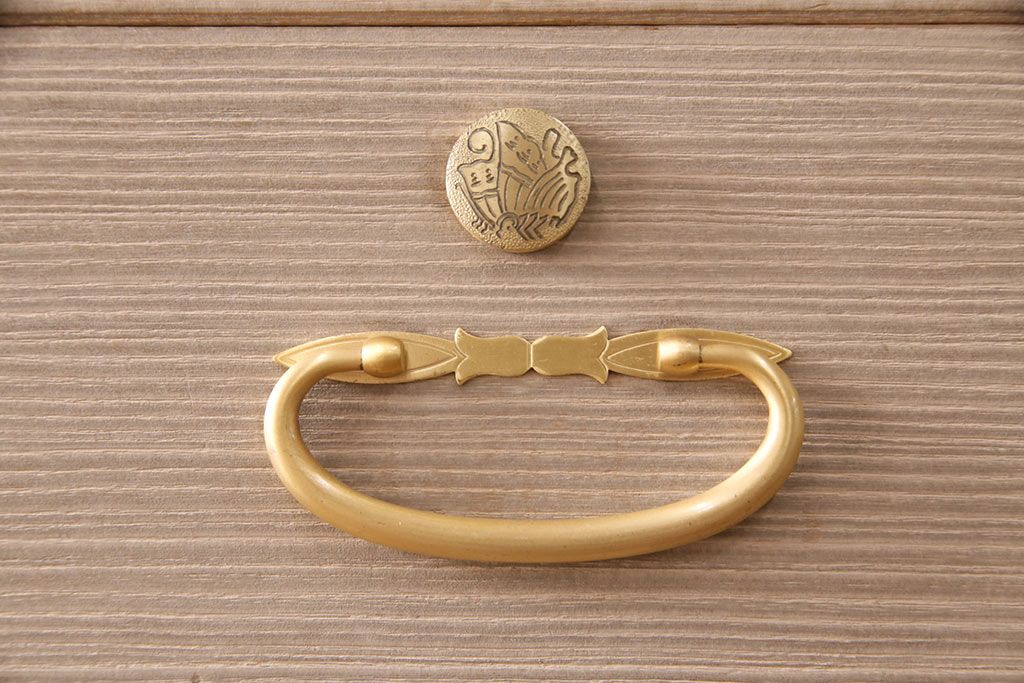 中古　国産　衣装盆付き　上品なデザインの引手金具が魅力的な総桐箪笥(胴丸、衣装箪笥、着物箪笥、和タンス、桐たんす)(定価140万円)(R-049419)