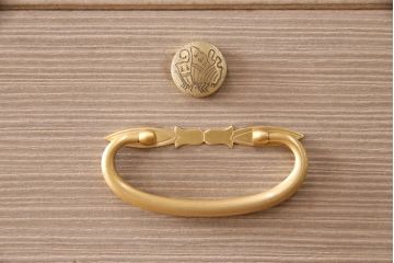 中古　国産　衣装盆付き　上品なデザインの引手金具が魅力的な総桐箪笥(胴丸、衣装箪笥、着物箪笥、和タンス、桐たんす)(定価140万円)(R-049419)